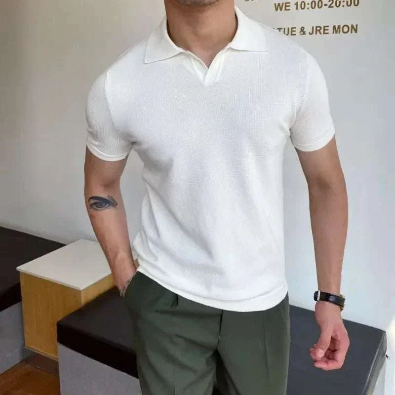 Aki | Minimalist T-Shirt with V-Neck